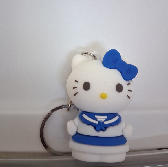 Hello Kitty Keychain - Picture 3 of 5